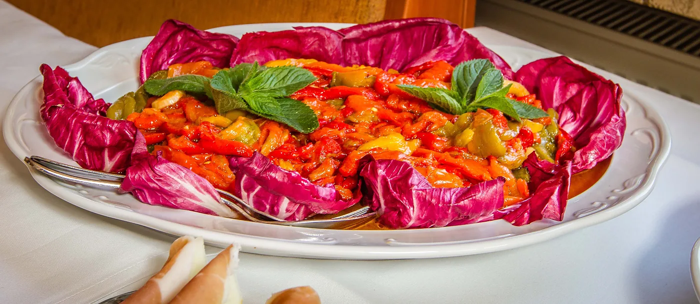 Angerichtete Antipasti-Platte mit Radicchio und gegrilltem Gemüse