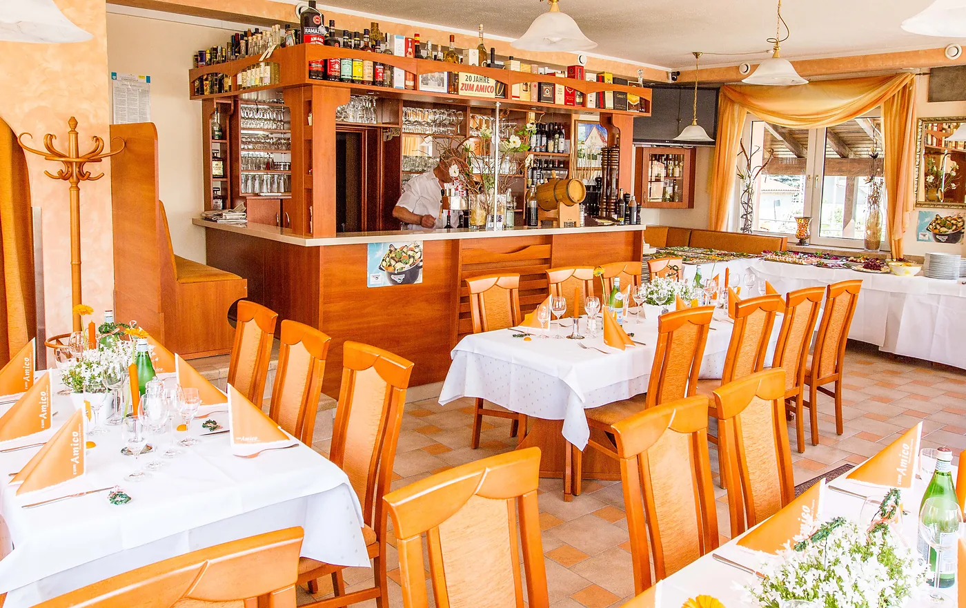 Bartresen mit italienischen Weinen im Regal