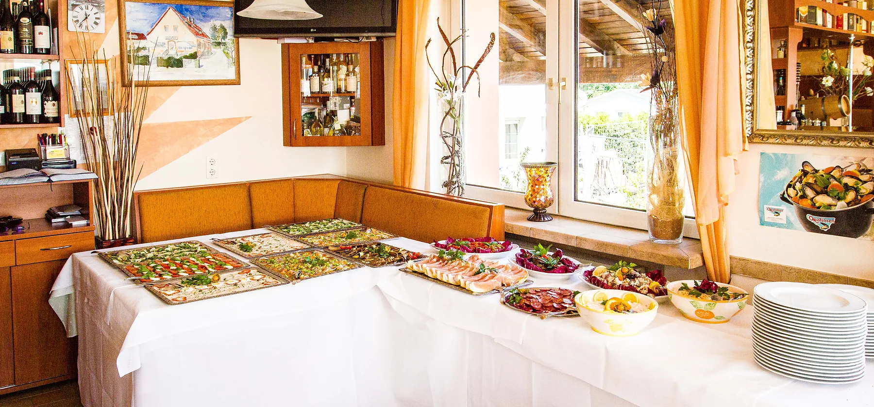 Aufgebautes Buffet mit belegten Platten und Salaten