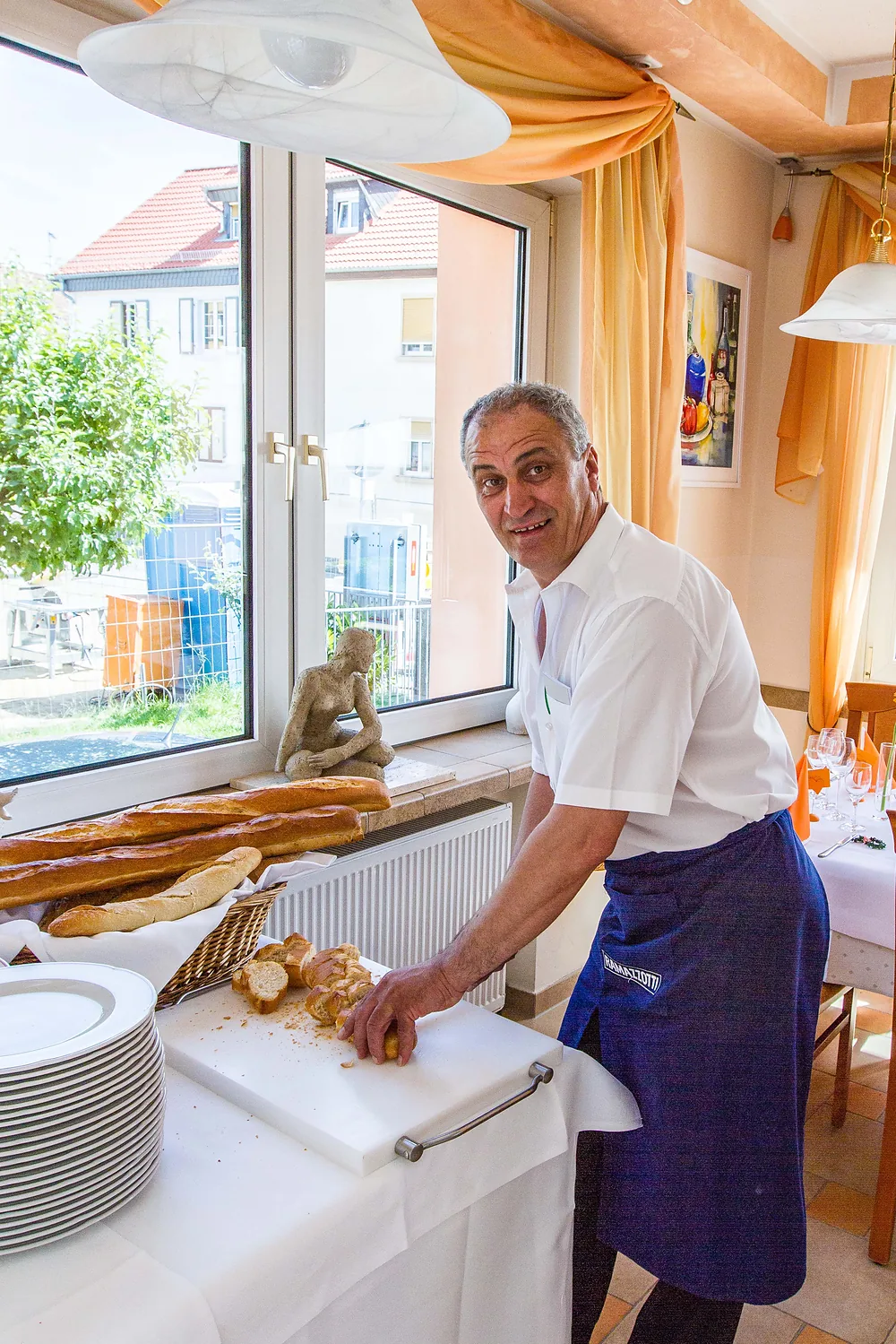 Pietro Amico richtet das Buffet an