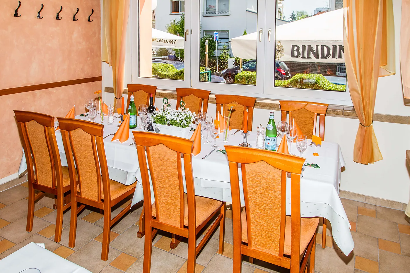 Sitzplätze am Fenster mit Blick auf die Terrasse