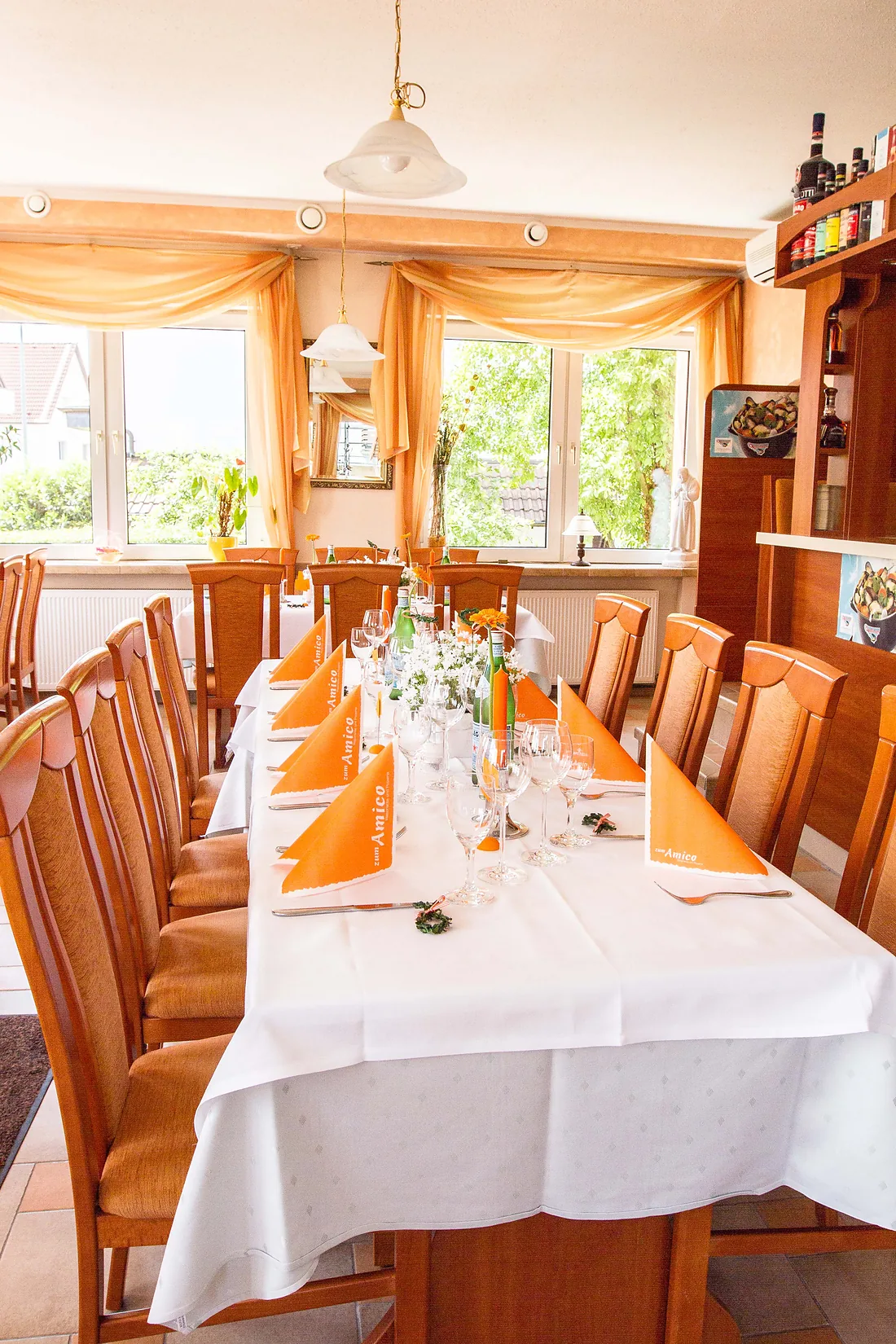 Gedeckter Tisch am Fenster mit Blick in den Garten