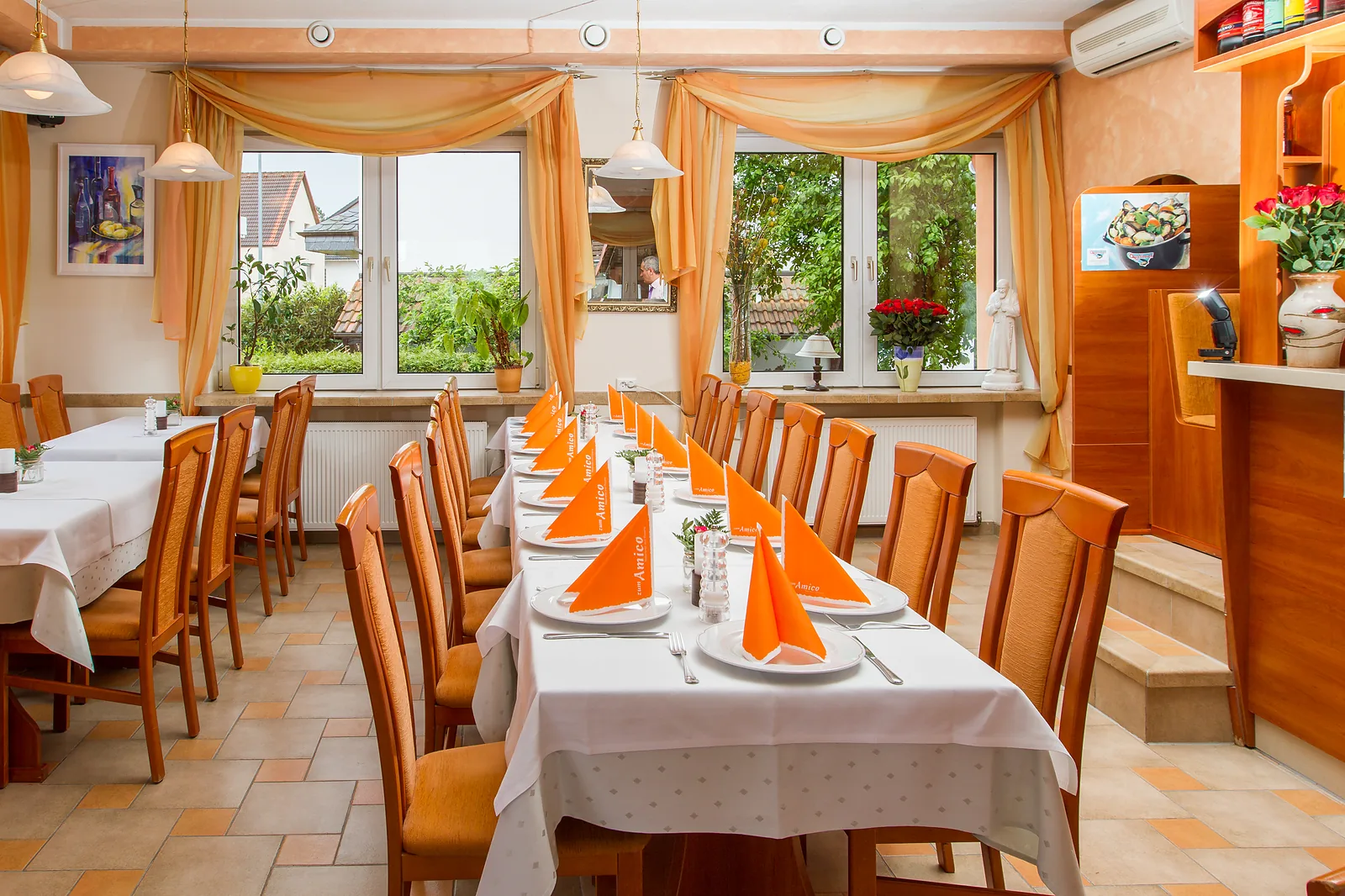 Lange gedeckte Tafel für eine Gesellschaft
